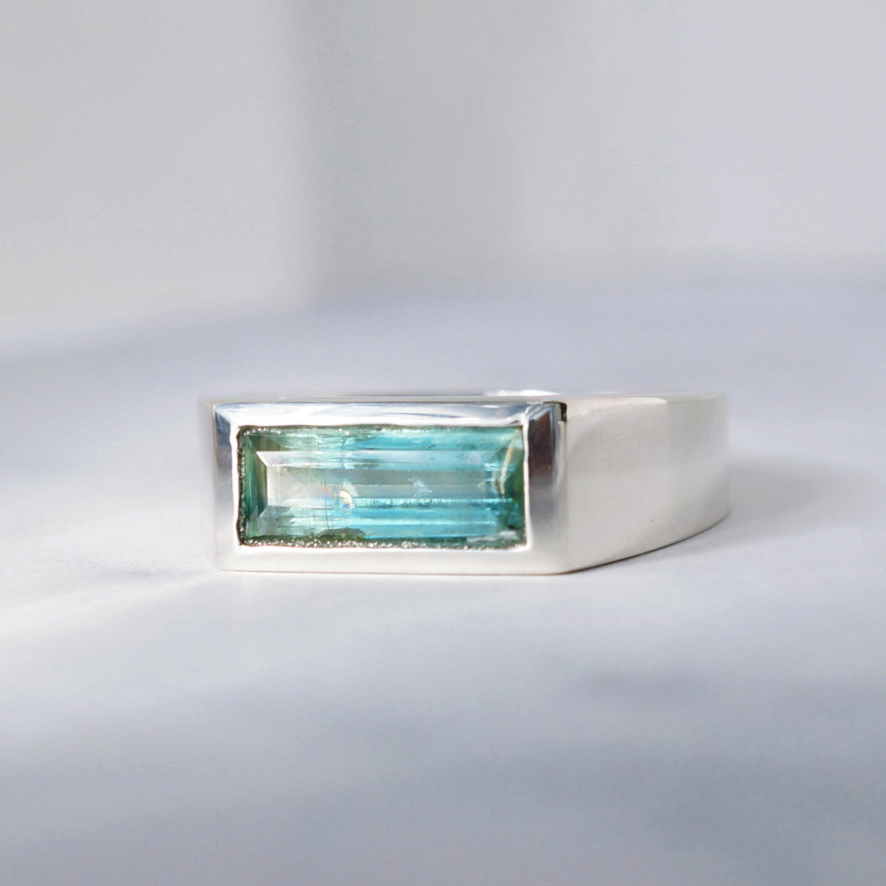 Bi-color kyanite signet ring